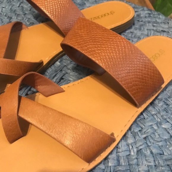 Shoe dazzle Brown Flat sandals size 8w - Picture 4 of 5